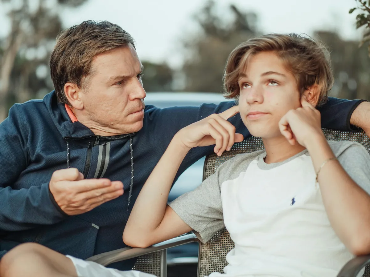 Parent and teen in discussion. Therapy in Thornhill, Vaughan, helps with ADHD, ODD, anxiety, and school-related behavioural issues.
