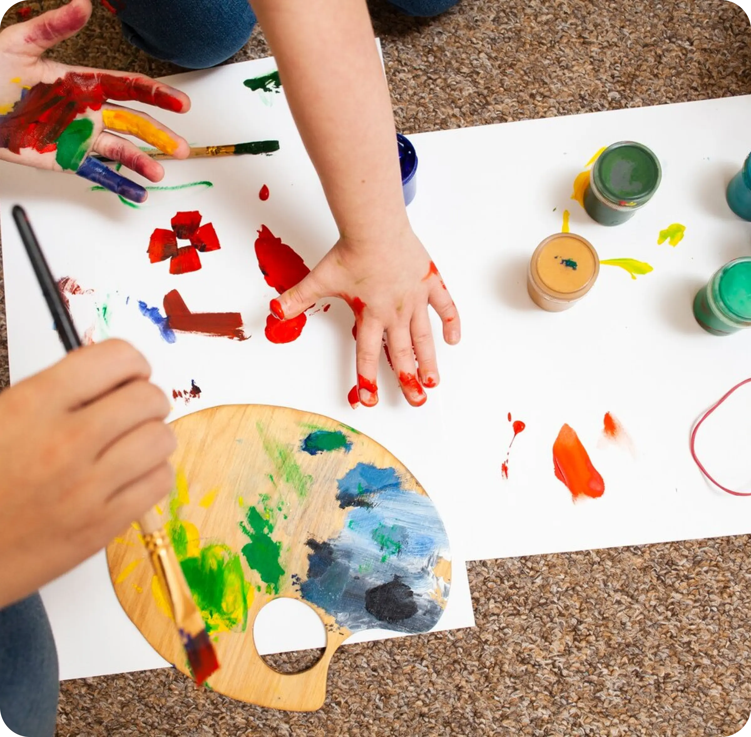 Child painting with hands during art therapy. Art therapy for kids and teens in Thornhill, Vaughan at Young Sprouts Therapy.