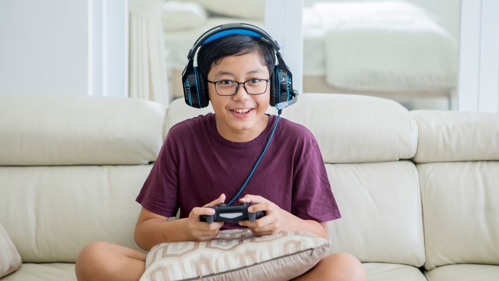 Young person engaged in gaming, illustrating the focus of our addiction therapy services for gaming and technology addiction in Thornhill, Vaughan.