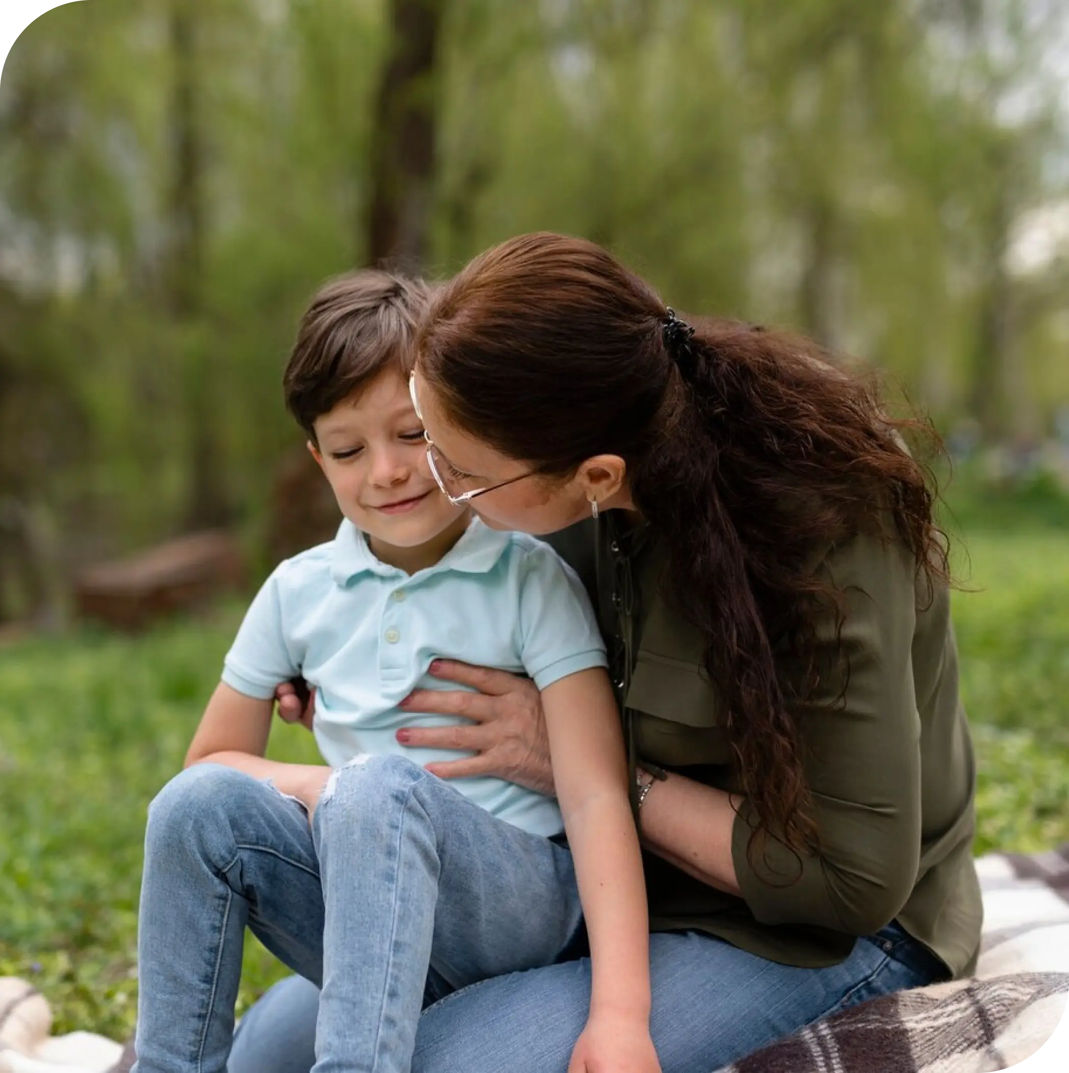 Mother comforting child outdoors. Grief support for kids in Thornhill, Vaughan, near Markham, Richmond Hill and North York.