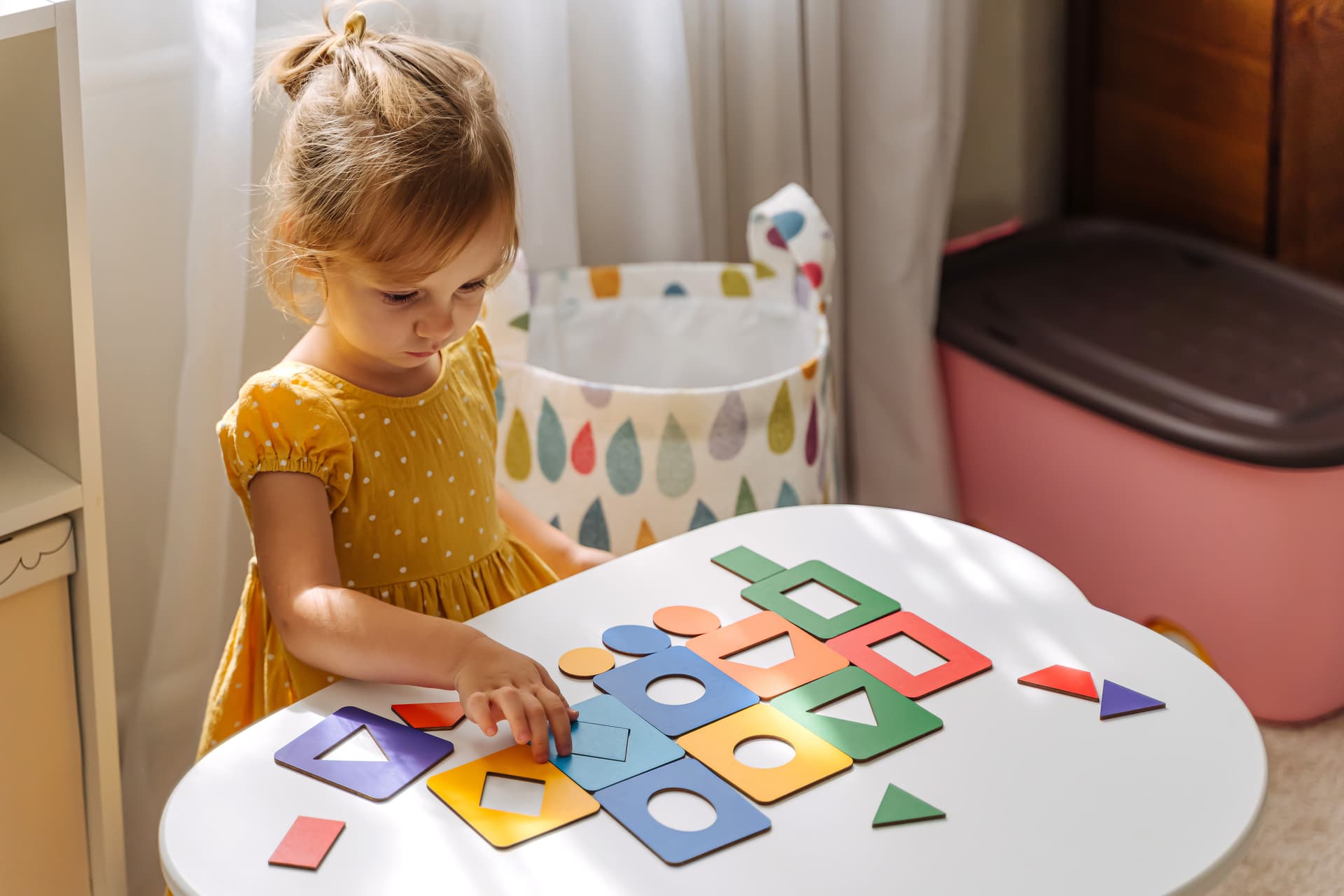 Child practicing visual perception skills with shape puzzle during occupational therapy in Vaughan