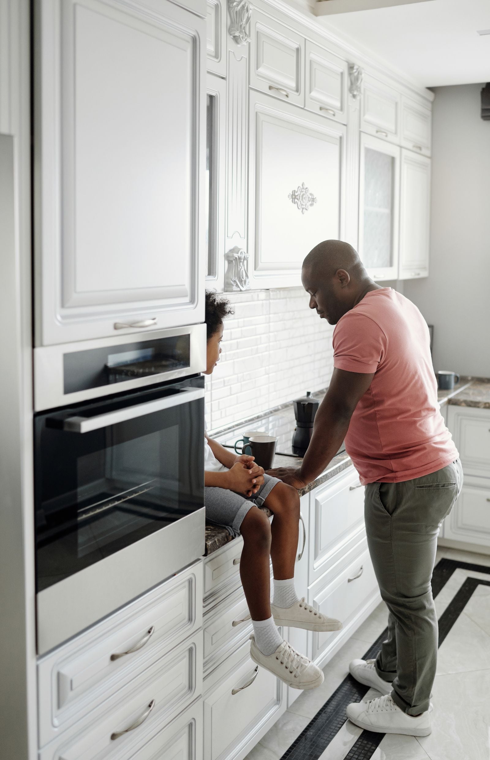 Parent and child sharing a calm kitchen mealtime routine that supports feeding goals