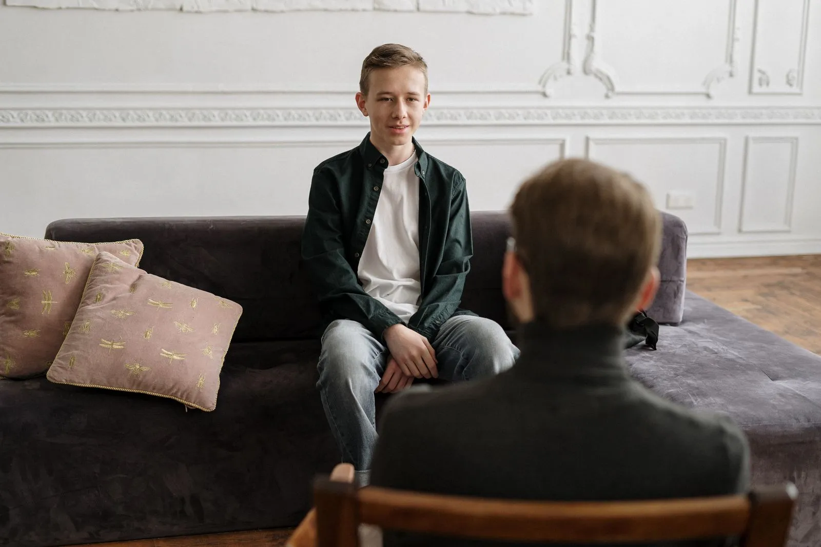 Teen talking with a therapist during a CBT session for seasonal depression in Thornhill